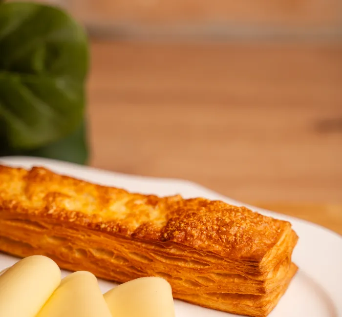 Leveles rúd sajttal szórt