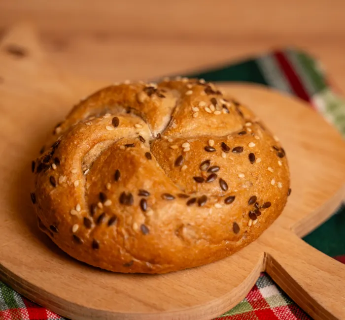 Teljes kiőrlésű magos bécsi zsemle 